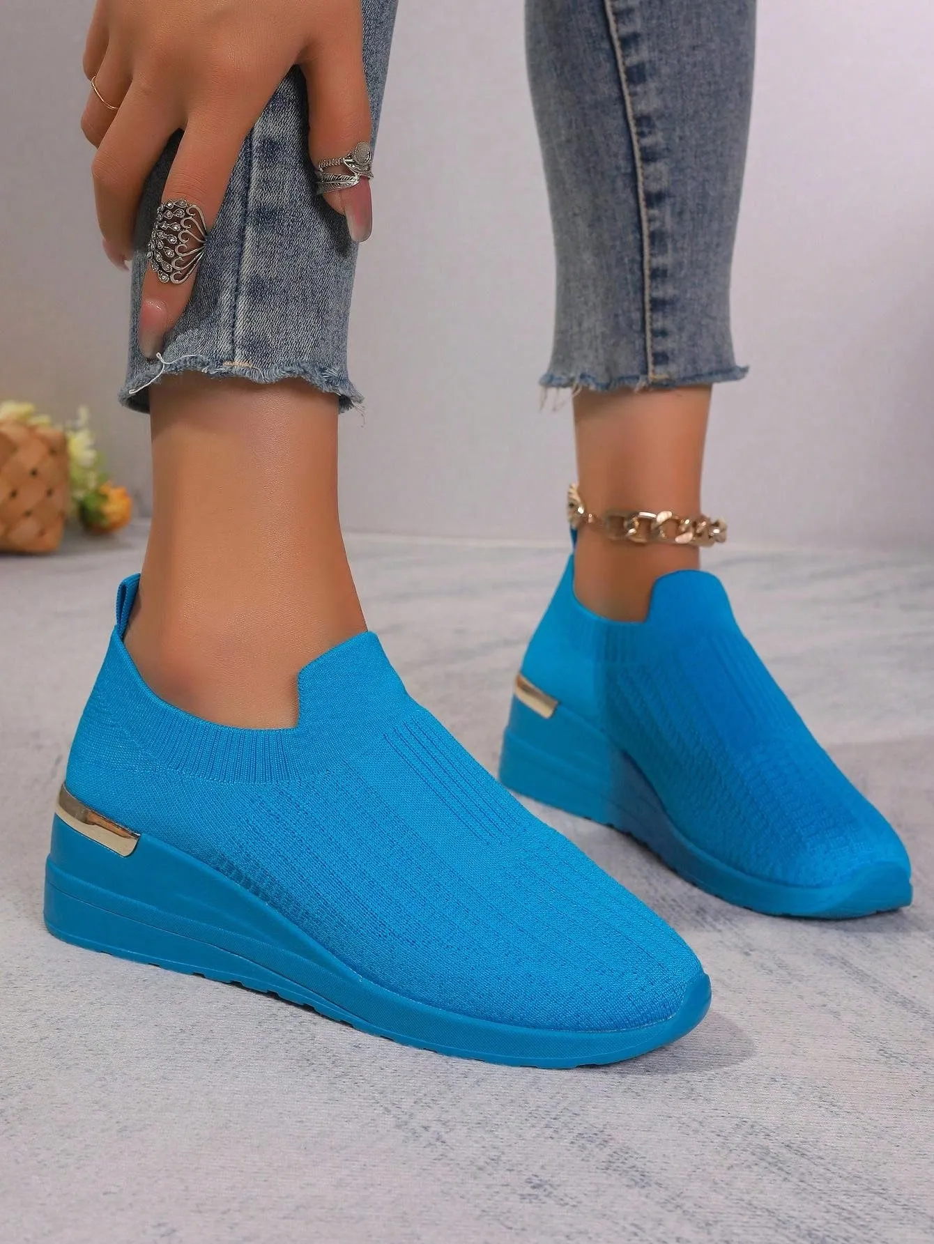 Chic & Casual: Women's Wedge Platform Knit Sneakers - Lightweight, Breathable & Stylish
