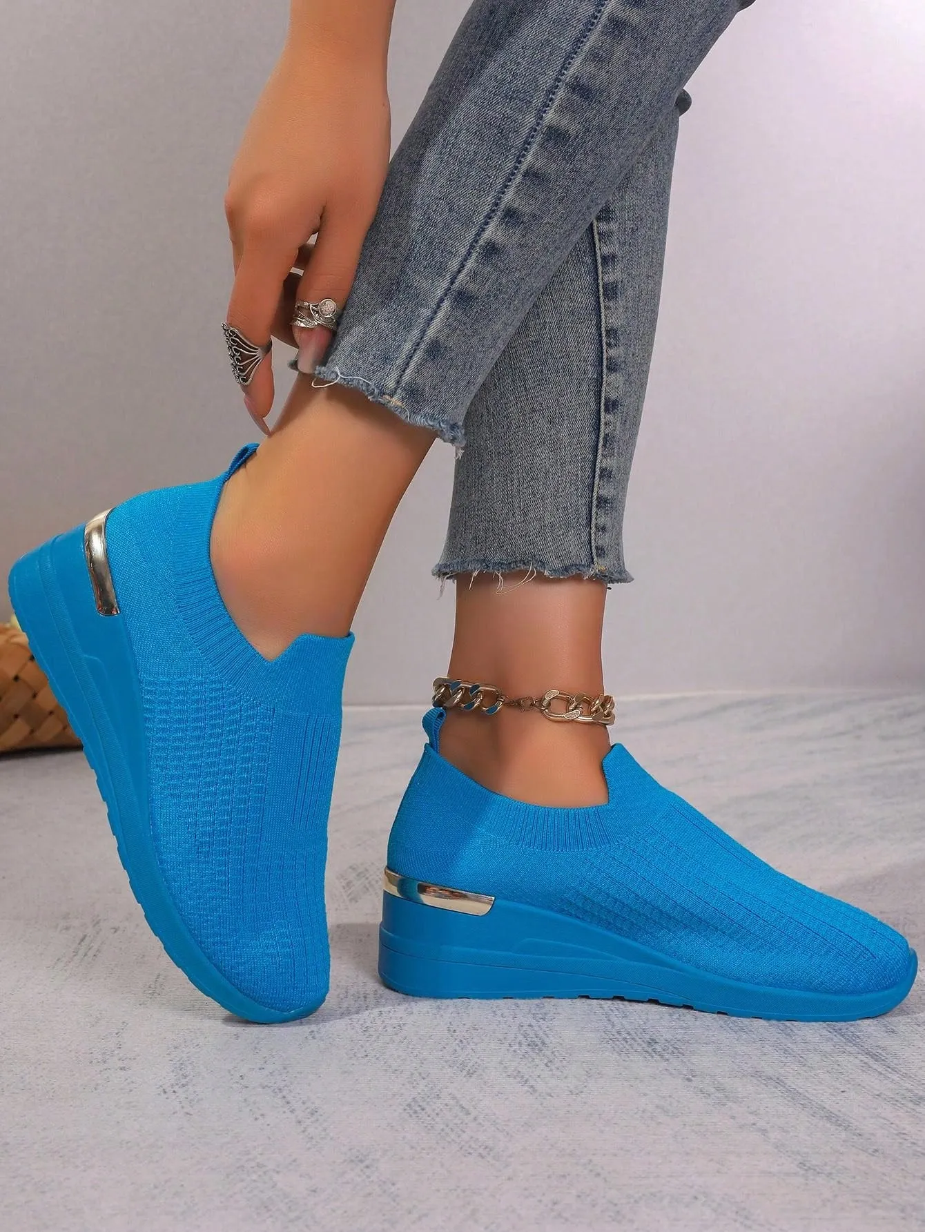 Chic & Casual: Women's Wedge Platform Knit Sneakers - Lightweight, Breathable & Stylish